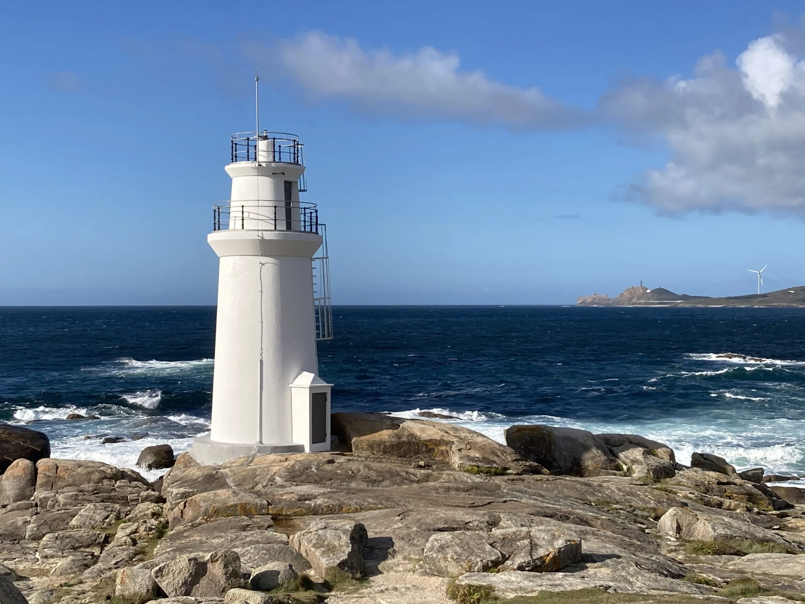 Leuchtturm mit einem Meer dahinter